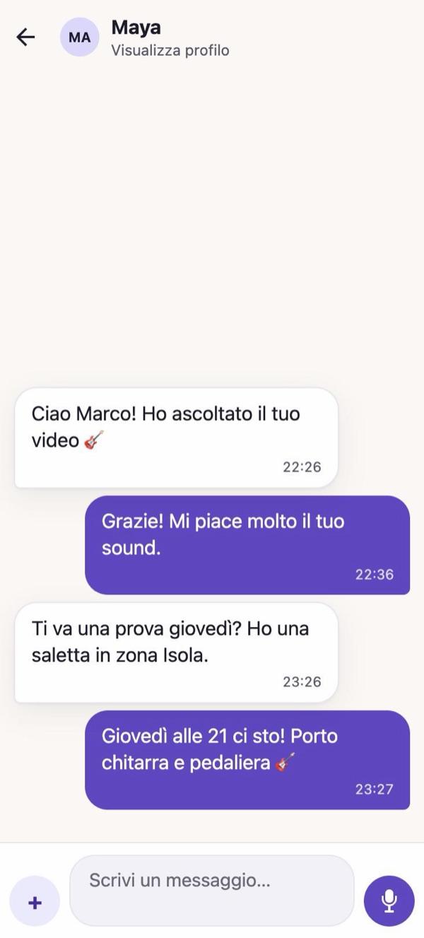 Chat con Maya: ha ascoltato il video di Marco e propone una prova giovedì in una saletta in zona Isola. Marco risponde: Giovedì alle 21 ci sto! Porto chitarra e pedaliera.